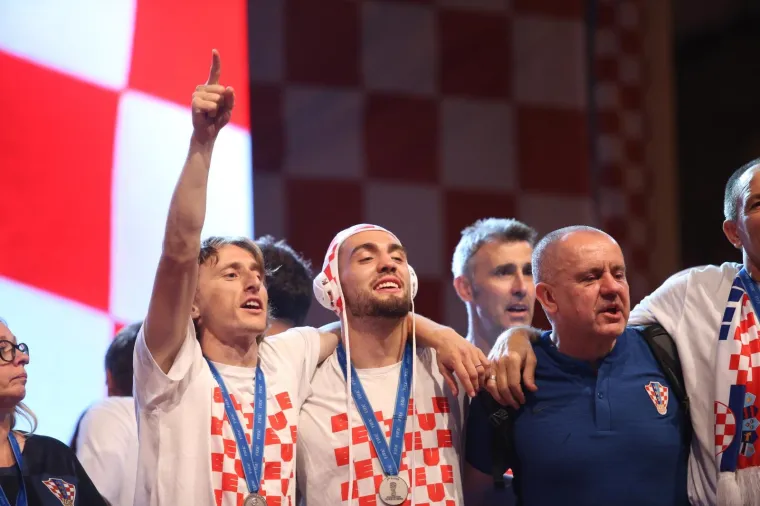 EKSTAZA U CENTRU ZAGREBA: Vatreni stigli na Trg bana Jelačića i dirnuli stotine tisuća građana