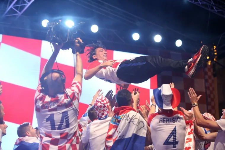 EKSTAZA U CENTRU ZAGREBA: Vatreni stigli na Trg bana Jelačića i dirnuli stotine tisuća građana