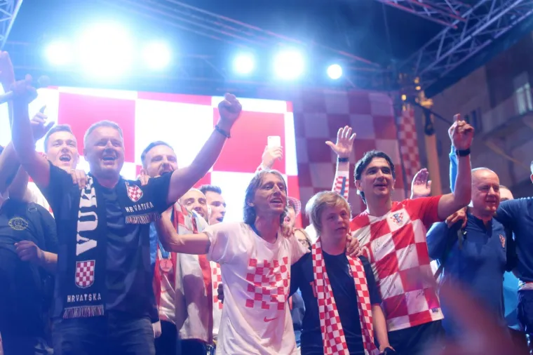 EKSTAZA U CENTRU ZAGREBA: Vatreni stigli na Trg bana Jelačića i dirnuli stotine tisuća građana