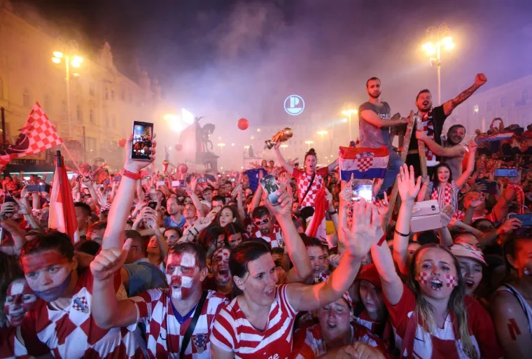 EKSTAZA U CENTRU ZAGREBA: Vatreni stigli na Trg bana Jelačića i dirnuli stotine tisuća građana