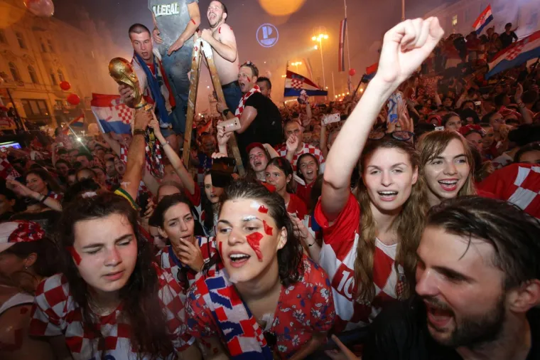 EKSTAZA U CENTRU ZAGREBA: Vatreni stigli na Trg bana Jelačića i dirnuli stotine tisuća građana