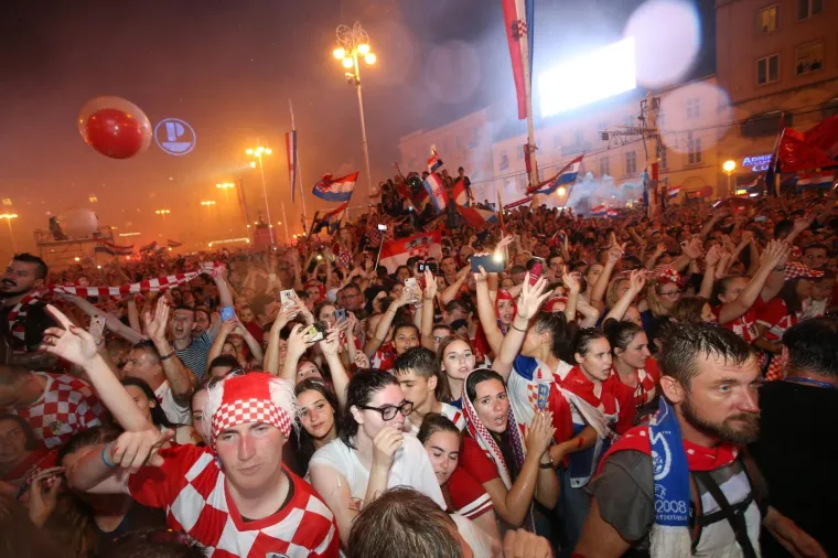 EKSTAZA U CENTRU ZAGREBA: Vatreni stigli na Trg bana Jelačića i dirnuli stotine tisuća građana