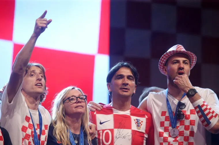 EKSTAZA U CENTRU ZAGREBA: Vatreni stigli na Trg bana Jelačića i dirnuli stotine tisuća građana