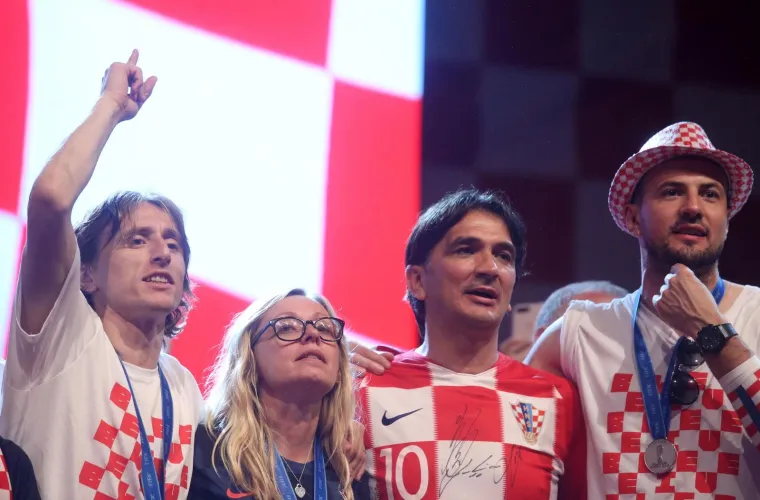 EKSTAZA U CENTRU ZAGREBA: Vatreni stigli na Trg bana Jelačića i dirnuli stotine tisuća građana