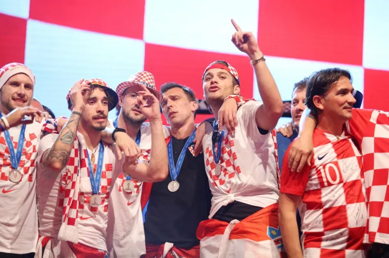 EKSTAZA U CENTRU ZAGREBA: Vatreni stigli na Trg bana Jelačića i dirnuli stotine tisuća građana