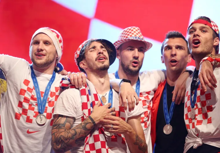 EKSTAZA U CENTRU ZAGREBA: Vatreni stigli na Trg bana Jelačića i dirnuli stotine tisuća građana