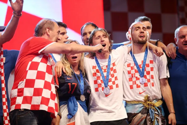 EKSTAZA U CENTRU ZAGREBA: Vatreni stigli na Trg bana Jelačića i dirnuli stotine tisuća građana
