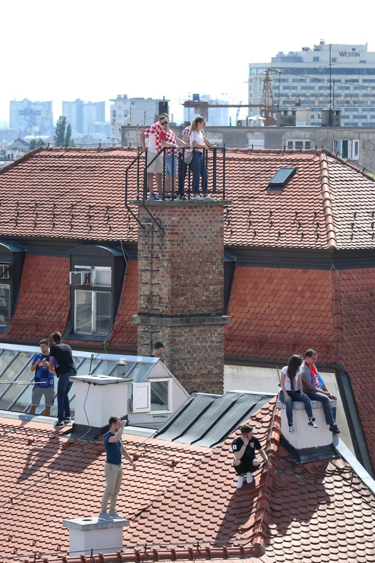 EUFORIJA U METROPOLI: Odu&scaron;evljena masa dočekala Vatrene u Zagrebu, kulminacija slijedi na Trgu bana Jelačića