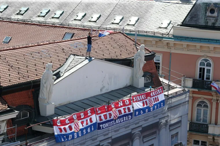 EUFORIJA U METROPOLI: Odu&scaron;evljena masa dočekala Vatrene u Zagrebu, kulminacija slijedi na Trgu bana Jelačića
