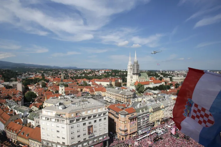 EUFORIJA U METROPOLI: Odu&scaron;evljena masa dočekala Vatrene u Zagrebu, kulminacija slijedi na Trgu bana Jelačića