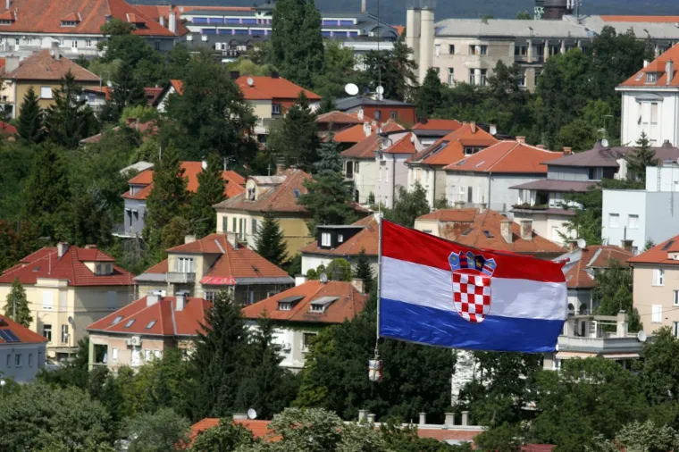 EUFORIJA U METROPOLI: Odu&scaron;evljena masa dočekala Vatrene u Zagrebu, kulminacija slijedi na Trgu bana Jelačića