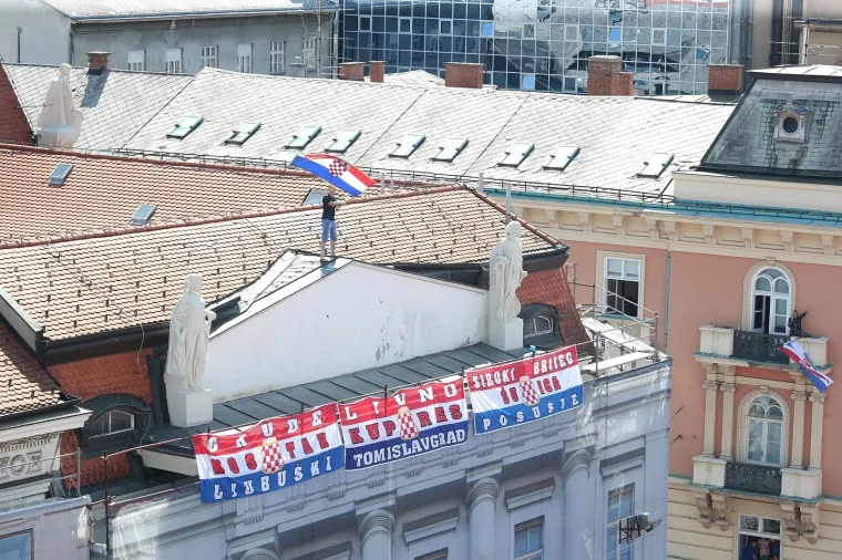 EUFORIJA U METROPOLI: Odu&scaron;evljena masa dočekala Vatrene u Zagrebu, kulminacija slijedi na Trgu bana Jelačića