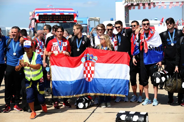 EUFORIJA U METROPOLI: Odu&scaron;evljena masa dočekala Vatrene u Zagrebu, kulminacija slijedi na Trgu bana Jelačića
