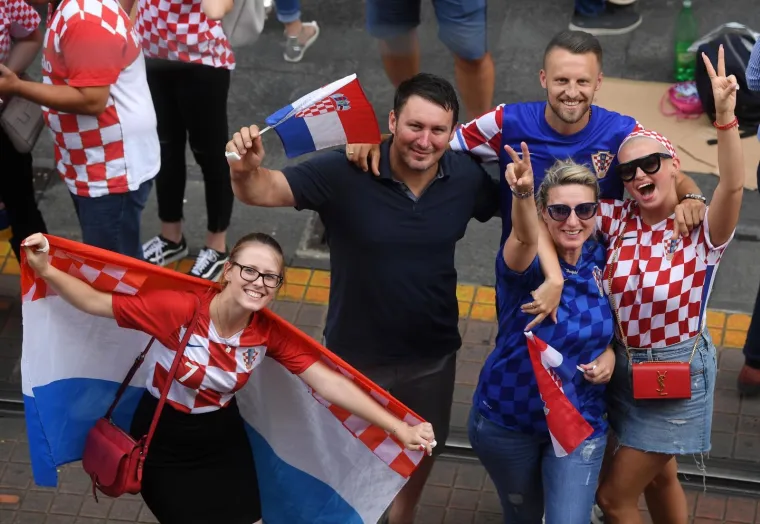 EUFORIJA U METROPOLI: Odu&scaron;evljena masa dočekala Vatrene u Zagrebu, kulminacija slijedi na Trgu bana Jelačića