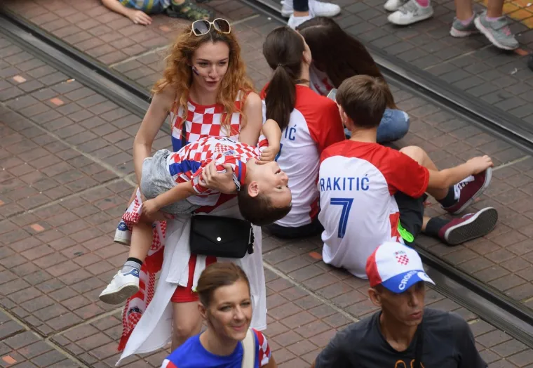EUFORIJA U METROPOLI: Odu&scaron;evljena masa dočekala Vatrene u Zagrebu, kulminacija slijedi na Trgu bana Jelačića