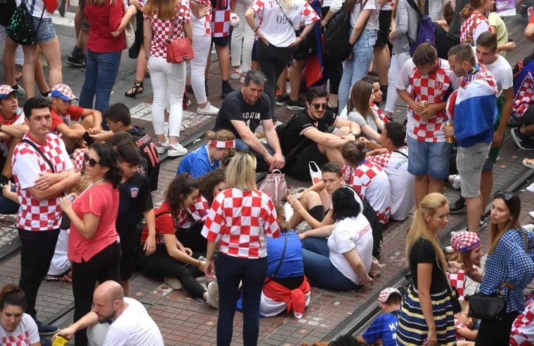 EUFORIJA U METROPOLI: Odu&scaron;evljena masa dočekala Vatrene u Zagrebu, kulminacija slijedi na Trgu bana Jelačića