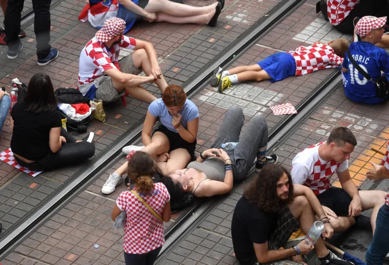 EUFORIJA U METROPOLI: Odu&scaron;evljena masa dočekala Vatrene u Zagrebu, kulminacija slijedi na Trgu bana Jelačića
