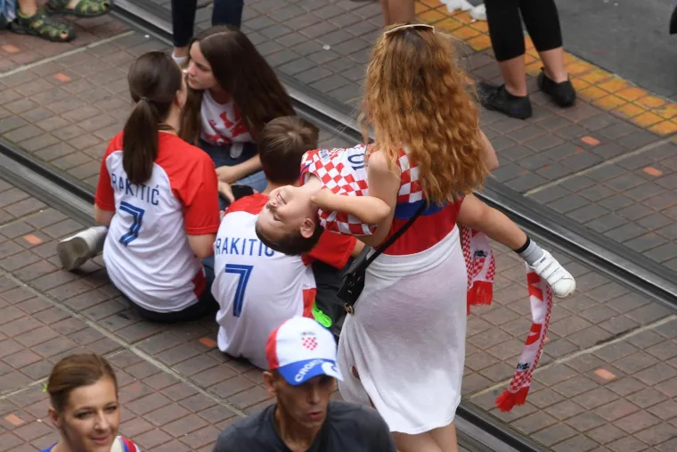 EUFORIJA U METROPOLI: Odu&scaron;evljena masa dočekala Vatrene u Zagrebu, kulminacija slijedi na Trgu bana Jelačića