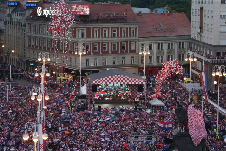 EUFORIJA U METROPOLI: Odu&scaron;evljena masa dočekala Vatrene u Zagrebu, kulminacija slijedi na Trgu bana Jelačića