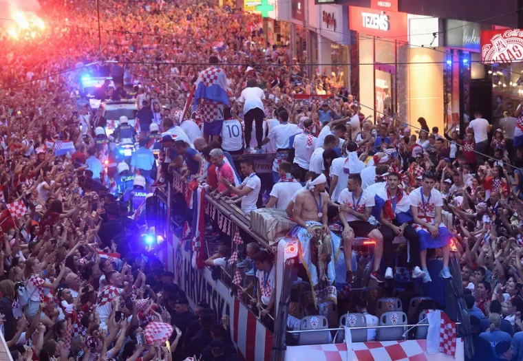 16.07.2018., Zagreb - Docek Vatrenih na sredisnjem gradskom trgu. Hrvatska nogometna reprezentacija osvojila je drugo mjesto na Svjetskom prvenstvu 2018. u Rusiji. 
Photo: Marko Lukunic/PIXSELL