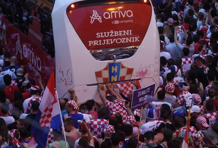 EUFORIJA U METROPOLI: Odu&scaron;evljena masa dočekala Vatrene u Zagrebu, kulminacija slijedi na Trgu bana Jelačića