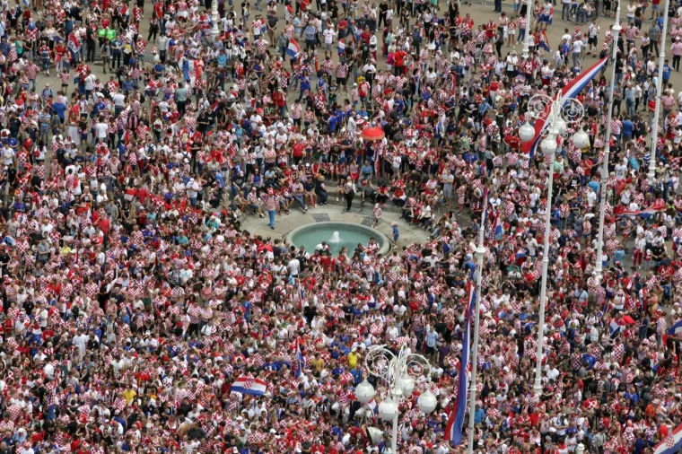 DOČEK VATRENIH SNIMLJEN IZ ZRAKA: Jelačićev trg poput mravinjaka, svi pohrlili pozdraviti svjetske viceprvake