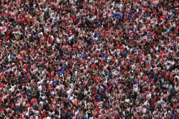 DOČEK VATRENIH SNIMLJEN IZ ZRAKA: Jelačićev trg poput mravinjaka, svi pohrlili pozdraviti svjetske viceprvake