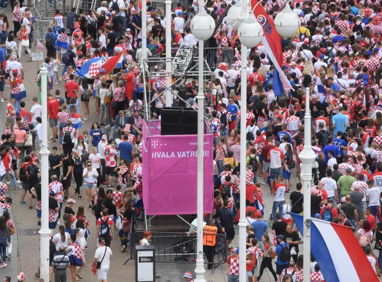 DOČEK VATRENIH SNIMLJEN IZ ZRAKA: Jelačićev trg poput mravinjaka, svi pohrlili pozdraviti svjetske viceprvake