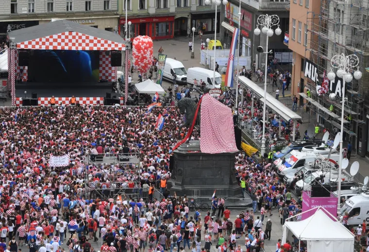 DOČEK VATRENIH SNIMLJEN IZ ZRAKA: Jelačićev trg poput mravinjaka, svi pohrlili pozdraviti svjetske viceprvake