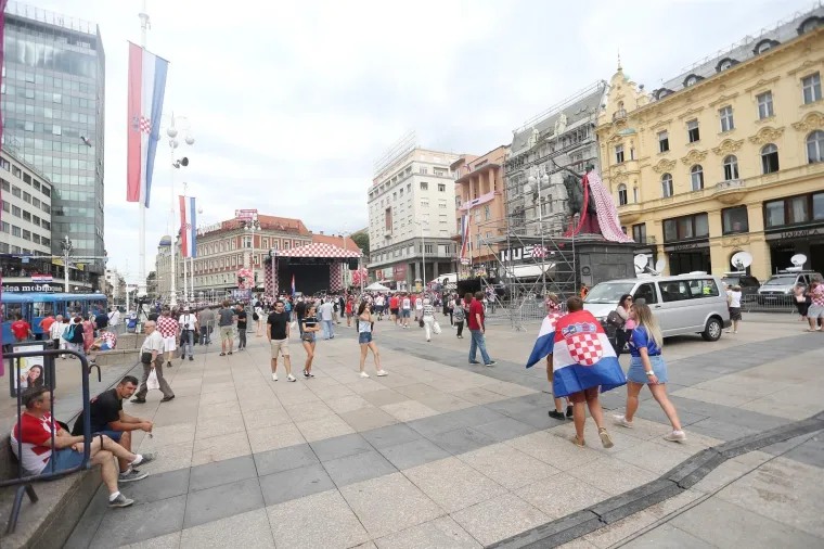 POČELE PRIPREME ZA VELIKO SLAVLJE: Građani se okupljaju na sredi&scaron;njem zagrebačkom trgu kako bi dočekali Vatrene