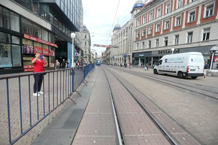 POČELE PRIPREME ZA VELIKO SLAVLJE: Građani se okupljaju na sredi&scaron;njem zagrebačkom trgu kako bi dočekali Vatrene