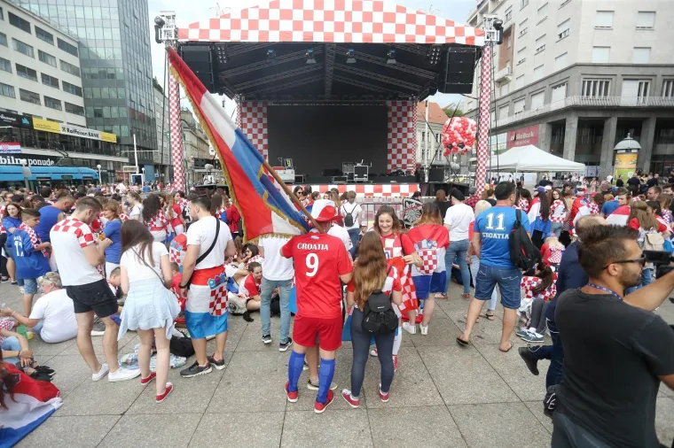 POČELE PRIPREME ZA VELIKO SLAVLJE: Građani se okupljaju na sredi&scaron;njem zagrebačkom trgu kako bi dočekali Vatrene