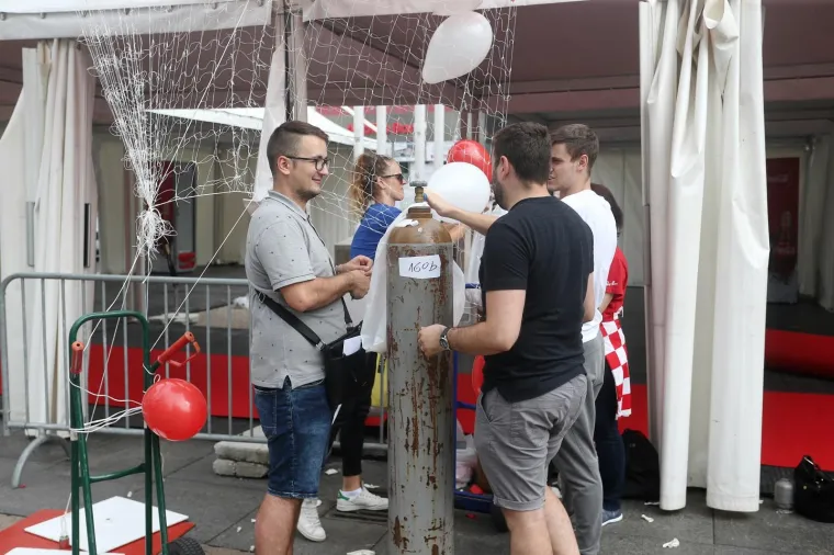 POČELE PRIPREME ZA VELIKO SLAVLJE: Građani se okupljaju na sredi&scaron;njem zagrebačkom trgu kako bi dočekali Vatrene