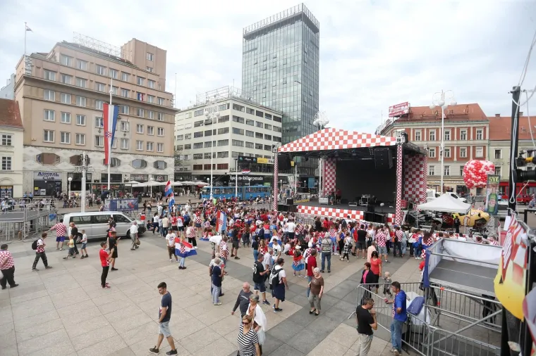 POČELE PRIPREME ZA VELIKO SLAVLJE: Građani se okupljaju na sredi&scaron;njem zagrebačkom trgu kako bi dočekali Vatrene