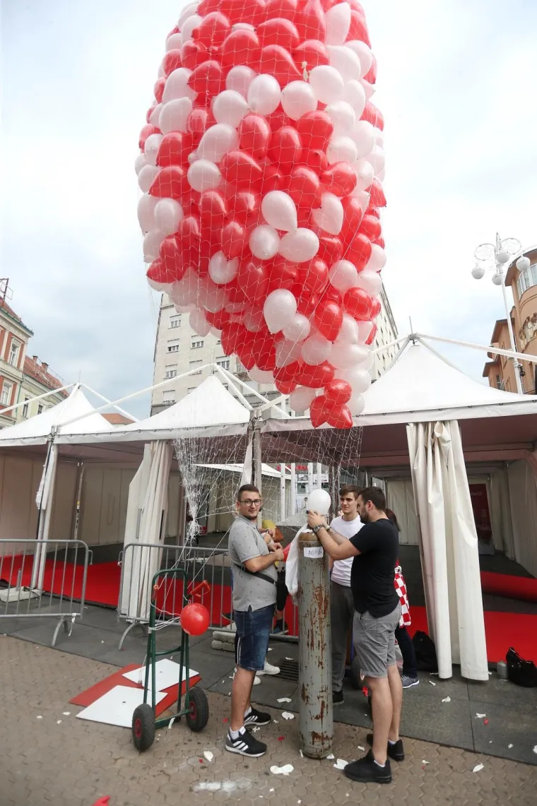 POČELE PRIPREME ZA VELIKO SLAVLJE: Građani se okupljaju na sredi&scaron;njem zagrebačkom trgu kako bi dočekali Vatrene