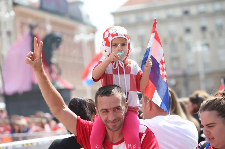 POČELE PRIPREME ZA VELIKO SLAVLJE: Građani se okupljaju na sredi&scaron;njem zagrebačkom trgu kako bi dočekali Vatrene