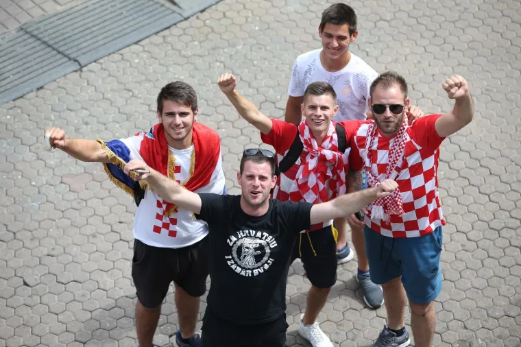 POČELE PRIPREME ZA VELIKO SLAVLJE: Građani se okupljaju na sredi&scaron;njem zagrebačkom trgu kako bi dočekali Vatrene