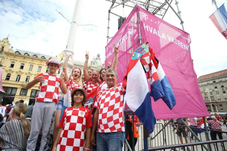 POČELE PRIPREME ZA VELIKO SLAVLJE: Građani se okupljaju na sredi&scaron;njem zagrebačkom trgu kako bi dočekali Vatrene