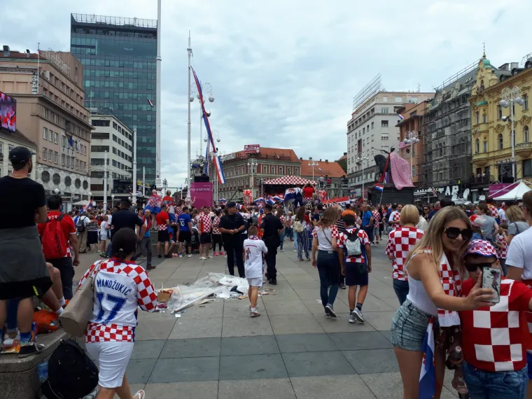 POČELE PRIPREME ZA VELIKO SLAVLJE: Građani se okupljaju na sredi&scaron;njem zagrebačkom trgu kako bi dočekali Vatrene