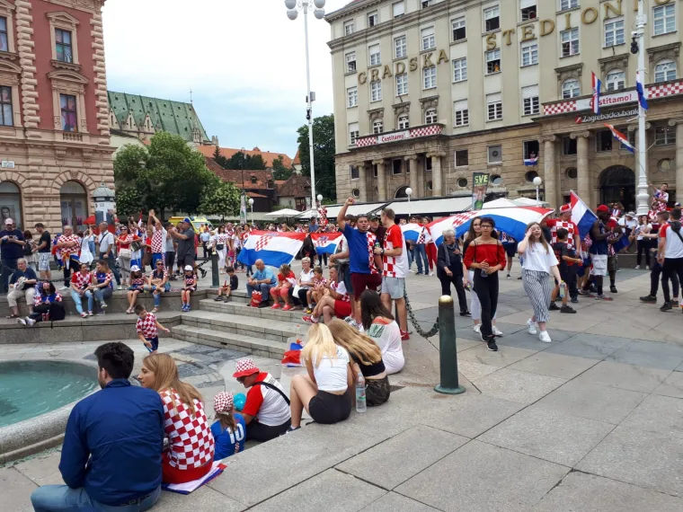 POČELE PRIPREME ZA VELIKO SLAVLJE: Građani se okupljaju na sredi&scaron;njem zagrebačkom trgu kako bi dočekali Vatrene