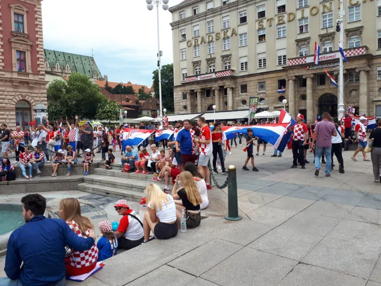 POČELE PRIPREME ZA VELIKO SLAVLJE: Građani se okupljaju na sredi&scaron;njem zagrebačkom trgu kako bi dočekali Vatrene