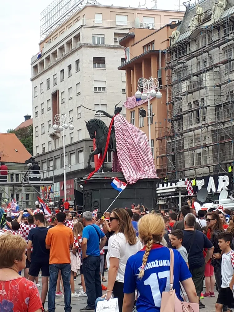 POČELE PRIPREME ZA VELIKO SLAVLJE: Građani se okupljaju na sredi&scaron;njem zagrebačkom trgu kako bi dočekali Vatrene