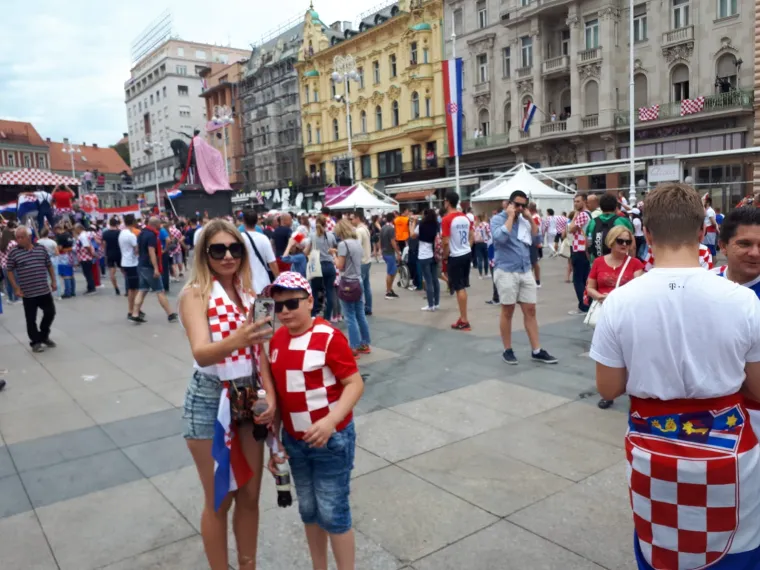 POČELE PRIPREME ZA VELIKO SLAVLJE: Građani se okupljaju na sredi&scaron;njem zagrebačkom trgu kako bi dočekali Vatrene