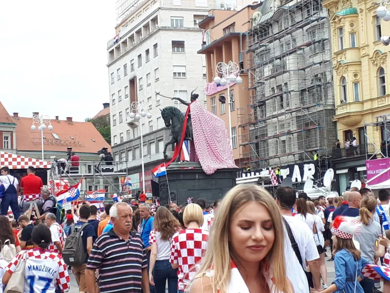 POČELE PRIPREME ZA VELIKO SLAVLJE: Građani se okupljaju na sredi&scaron;njem zagrebačkom trgu kako bi dočekali Vatrene