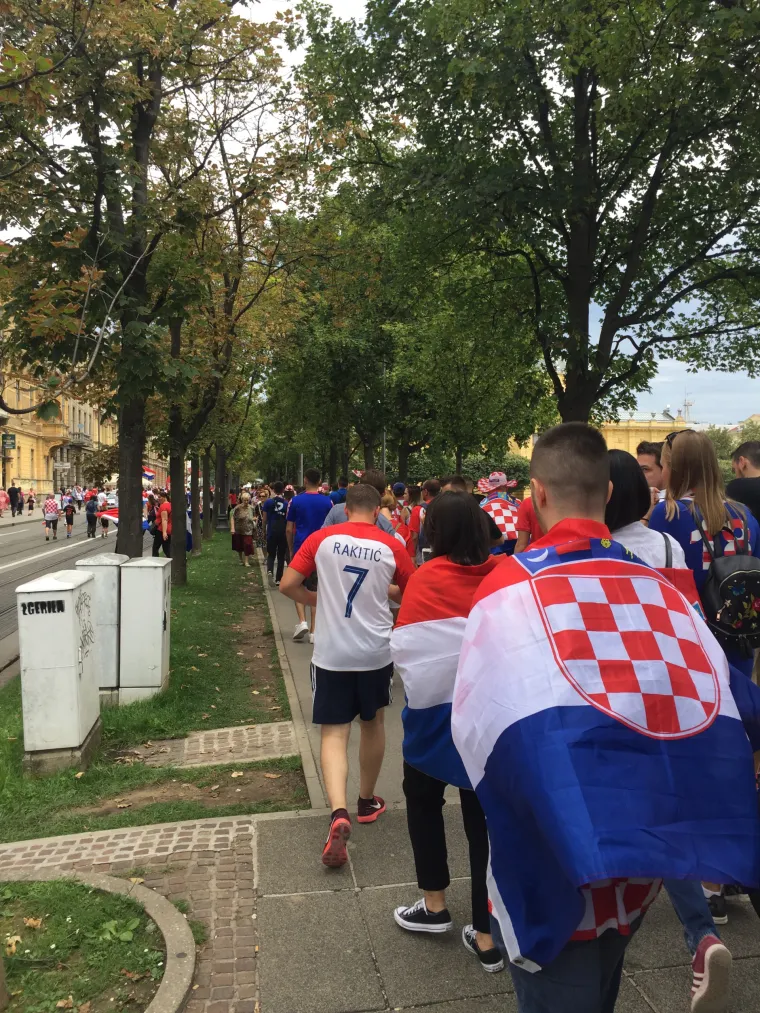 POČELE PRIPREME ZA VELIKO SLAVLJE: Građani se okupljaju na sredi&scaron;njem zagrebačkom trgu kako bi dočekali Vatrene