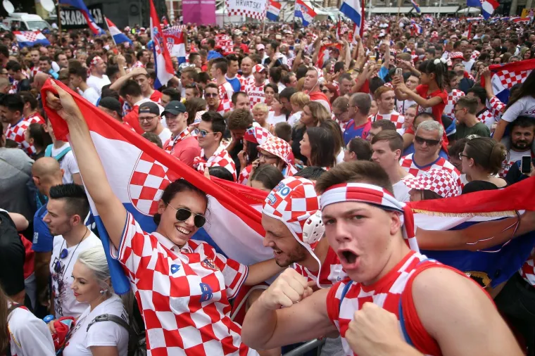 POČELE PRIPREME ZA VELIKO SLAVLJE: Građani se okupljaju na sredi&scaron;njem zagrebačkom trgu kako bi dočekali Vatrene