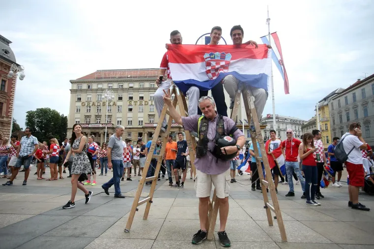 POČELE PRIPREME ZA VELIKO SLAVLJE: Građani se okupljaju na sredi&scaron;njem zagrebačkom trgu kako bi dočekali Vatrene