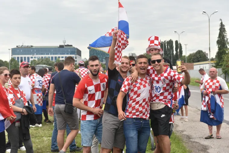 Navijači iz cijele Hrvatske te nekih gradova BiH, stigli su na parkirali&scaron;te kod Velesajma odakle se nakon kratkog slavlja gradskim autobusima prevoze do Glavnog kolodvora, nakon čega će pje&scaron;ice krenuti prema Trgu bana Jelačića. 
Photo: Davor Visnjic/PIXSELL
