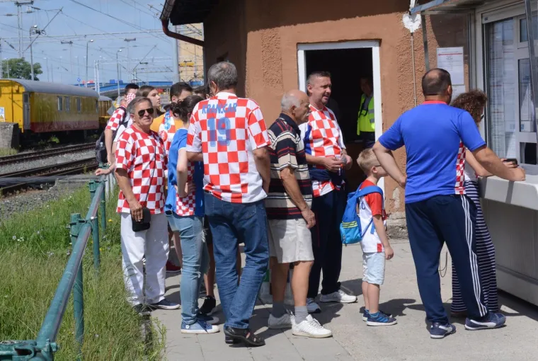 NAVIJAČI AUTOBUSIMA STIŽU U ZAGREB: Na veliko slavlje Vatrenih dolaze ljudi iz Siska...