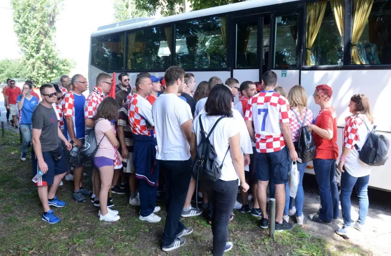 NAVIJAČI AUTOBUSIMA STIŽU U ZAGREB: Na veliko slavlje Vatrenih dolaze ljudi iz Siska...